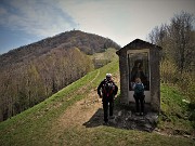 78 Cappelletta della Madonna del Cacciatore con vista sulla cima del Canto Alto